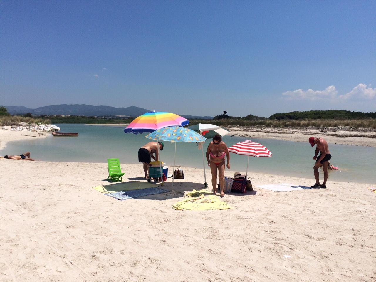 Bagnanti sulla foce del Fine, alle Spiagge Bianche, dove verrà allestito il cantiere per il ripascimento (foto Falorni)