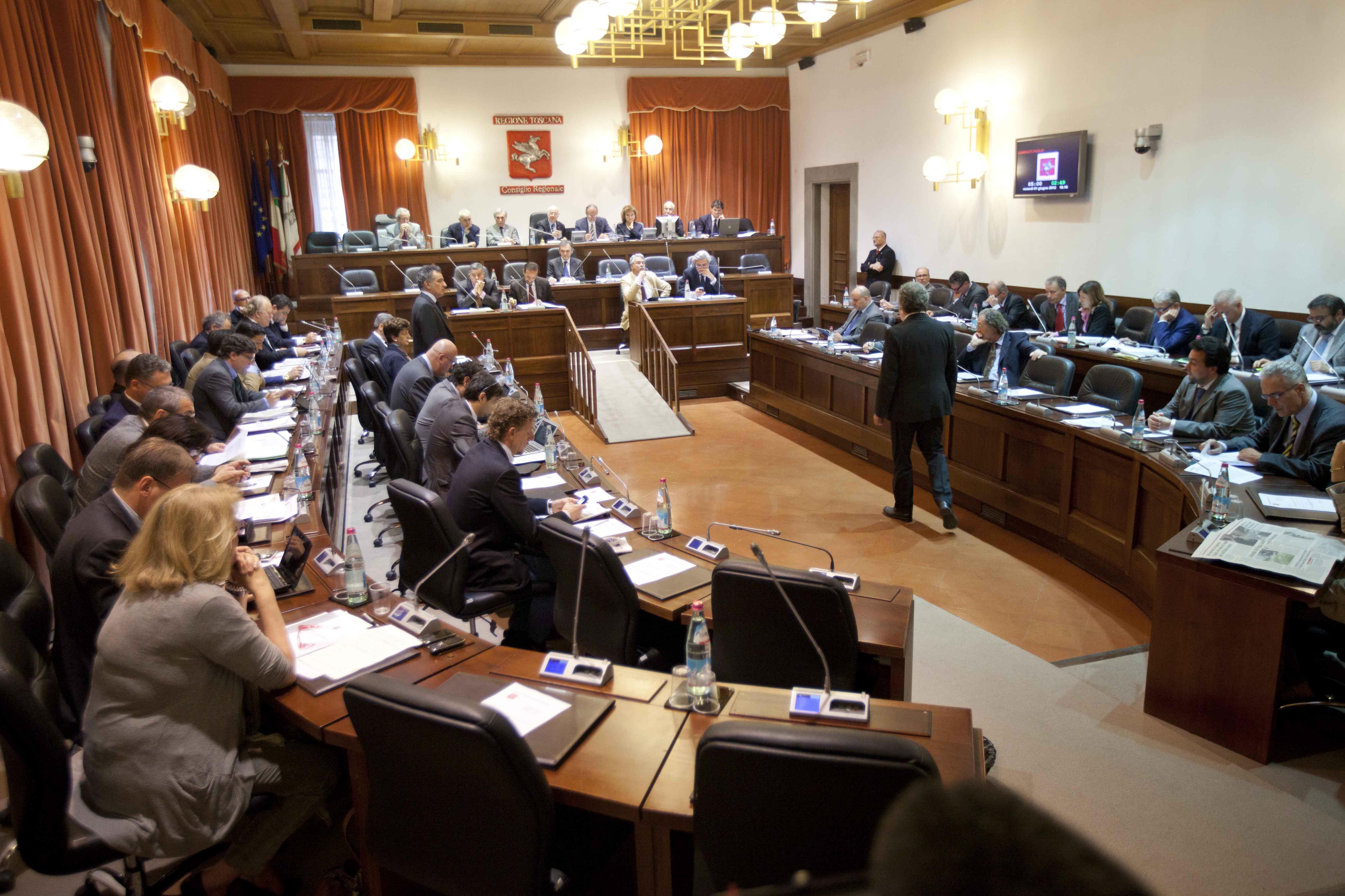 Regione Toscana, nuovi consiglieri vecchi benefit: pranzo completo a 11 euro
