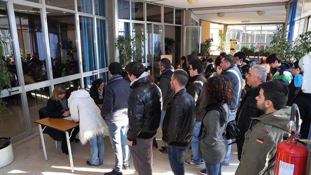 In coda per un corso di formazione professionale all’Asev (foto d’archivio)