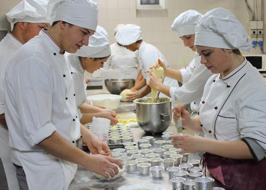 Gli studenti pasticceri della Quinta H al lavoro con gli attrezzi del mestiere