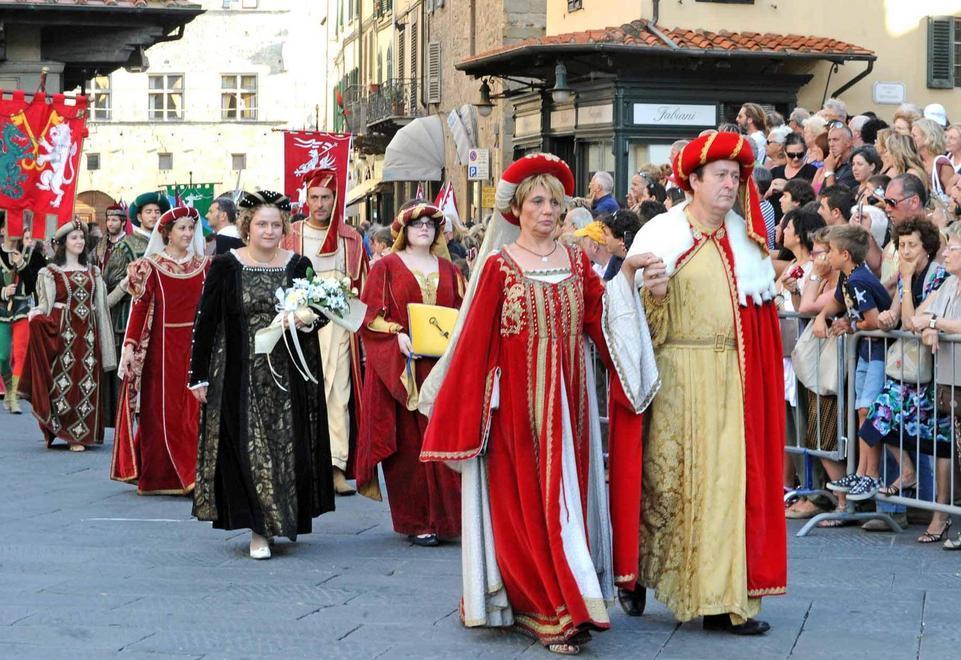 La sfilata storica del 25 luglio fa il suo ingresso in piazza del Duomo (foto Gori)