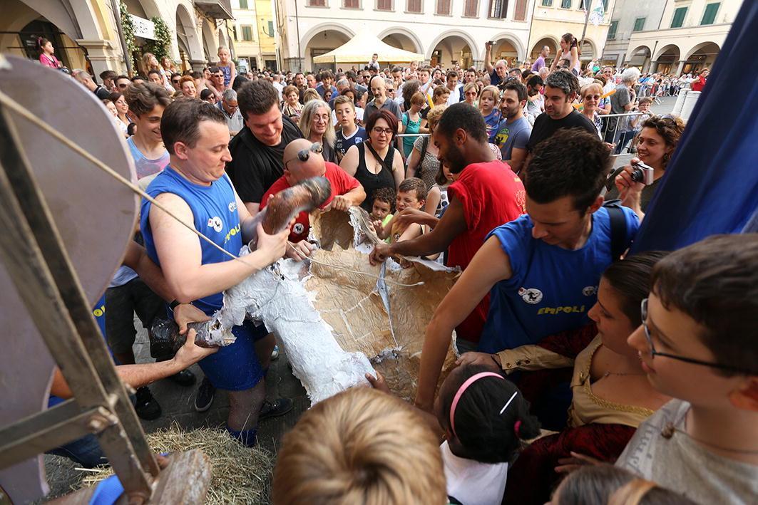 Il fantoccio che viene ridotto a brandelli in piazza