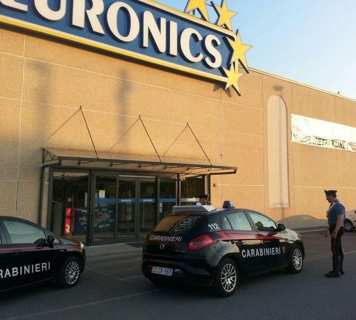 Caccia al bandito solitario della rapina all’Euronics 
