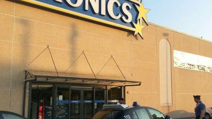 Caccia al bandito solitario della rapina all’Euronics