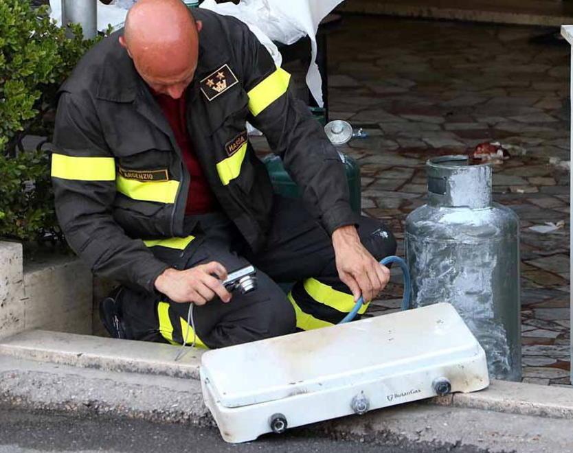 La puzza non si sente Vigili del fuoco e Asl alle prese con i rilievi