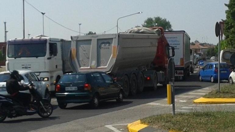 Ancora code ma oggi il cantiere terminerà i lavori