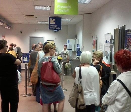 Pensioni, gli anziani fanno i turni per sedersi in ufficio