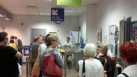 Pensioni, gli anziani fanno i turni per sedersi in ufficio