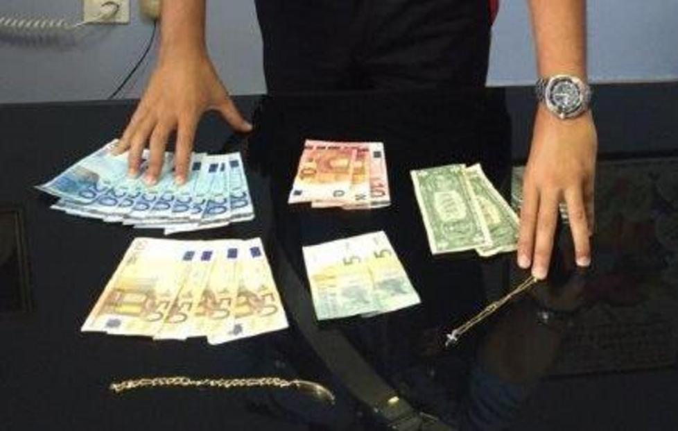 La fa arrestare dopo il furto del portafogli 