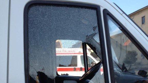Il vetro sfondato all'ambulanza della Croce Rossa