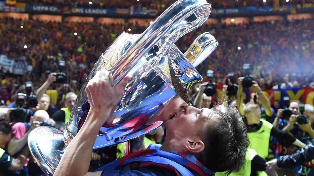Messi bacia la coppa con le orecchie dopo la vittoria nella finale della Champions League