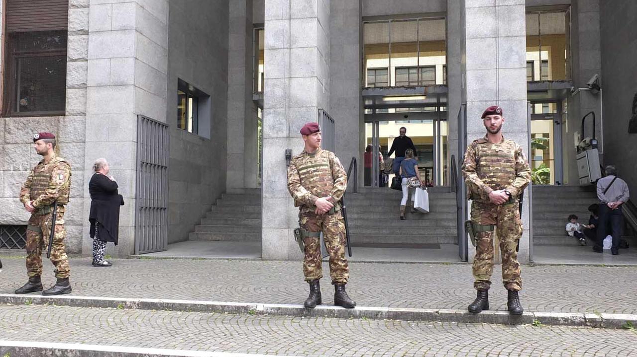 Militari davanti al Tribunale di Pisa