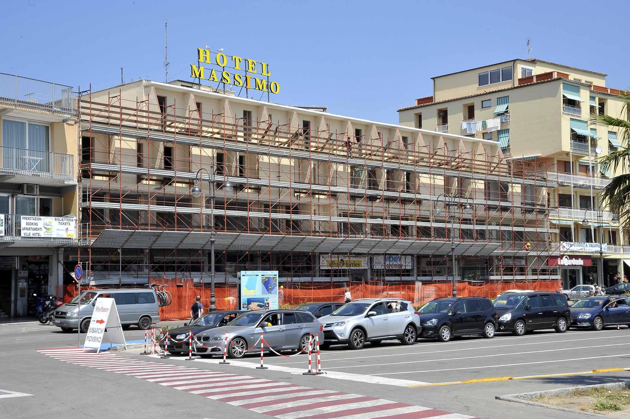 L'impalcatura all'hotel Massimo (foto di Gio' Di Stefano)
