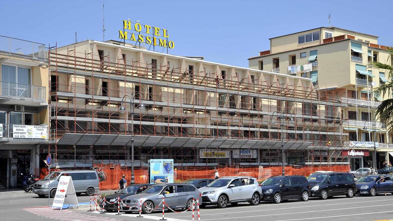 L'impalcatura all'hotel Massimo (foto di Gio' Di Stefano)