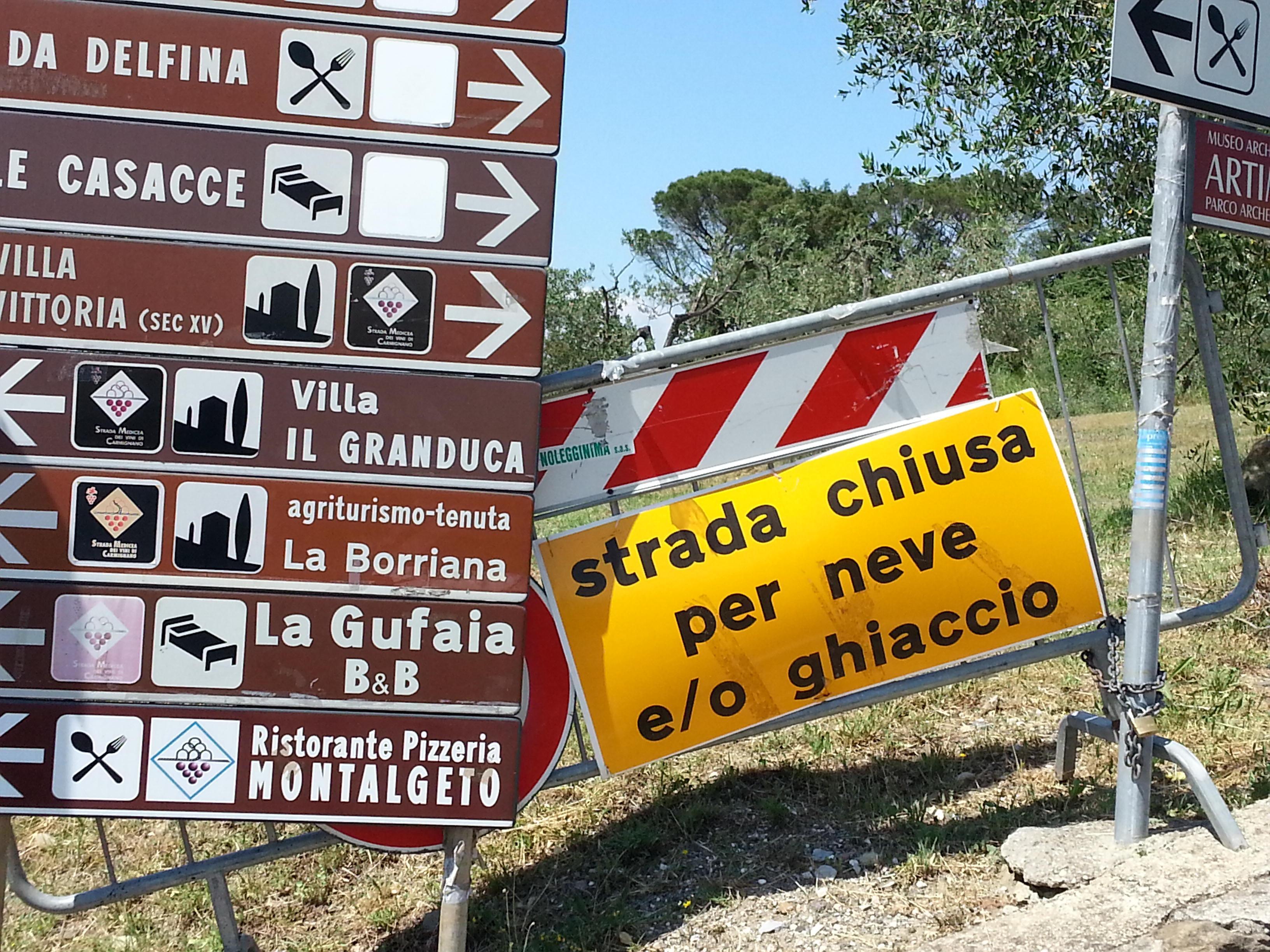 Il curioso cartello stradale apparso sulla via Arrendevole a Carmignano