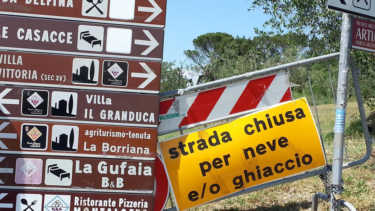 Il curioso cartello stradale apparso sulla via Arrendevole a Carmignano