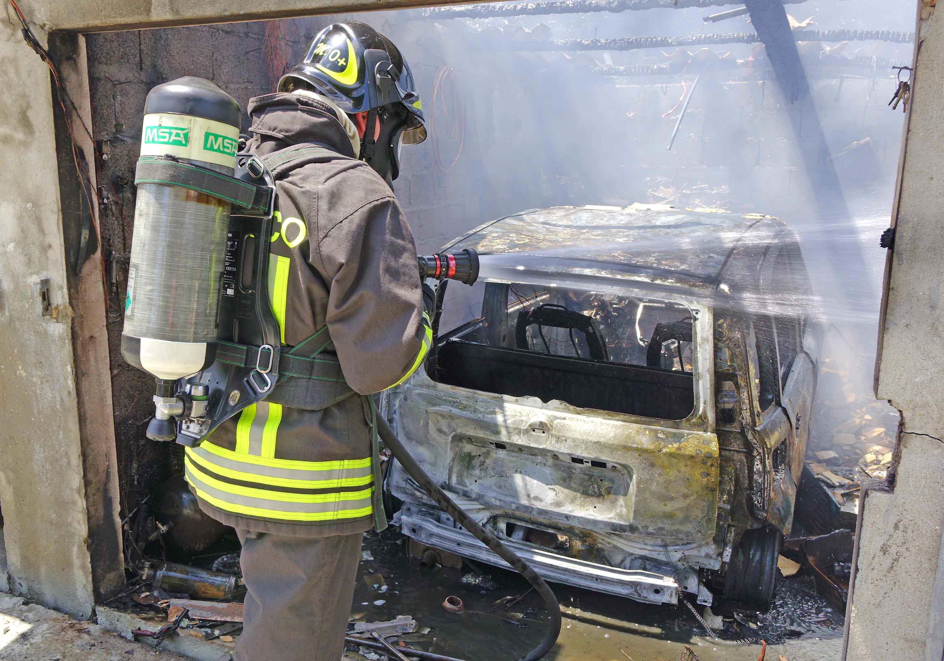 Auto in fiamme in un garage a Ponte alla Pergola