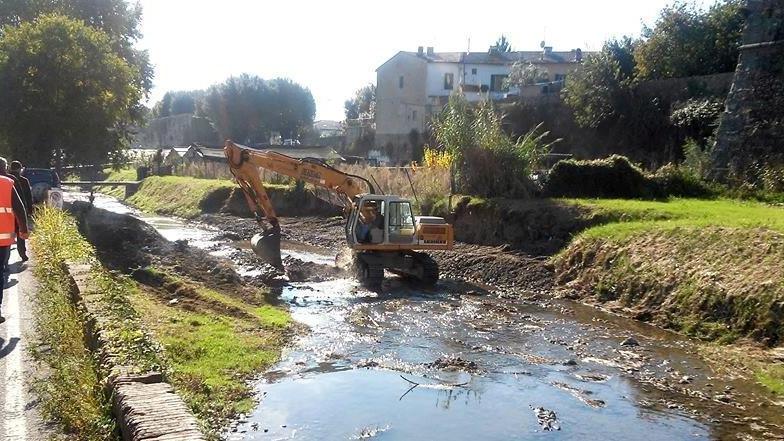 I lavori di manutenzione lungo un corso d'acqua (foto d'archivio)