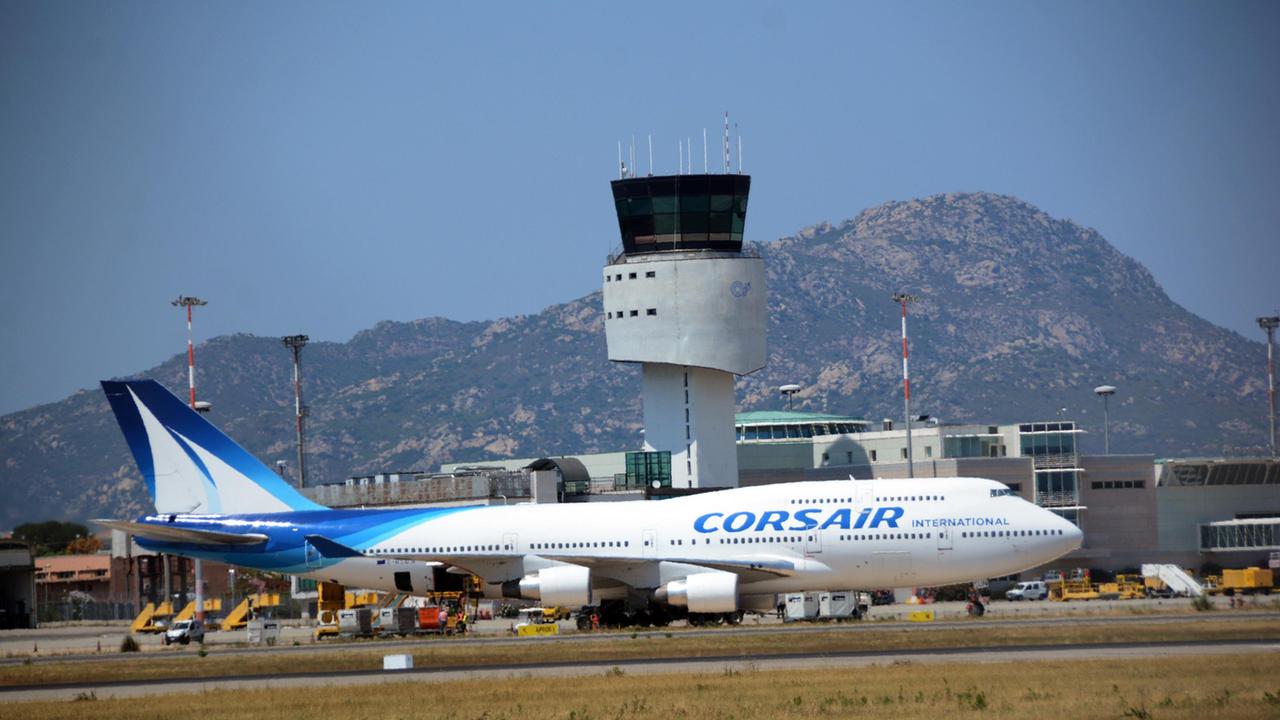 Il 747 della Corsair all'aeroporto di Olbia