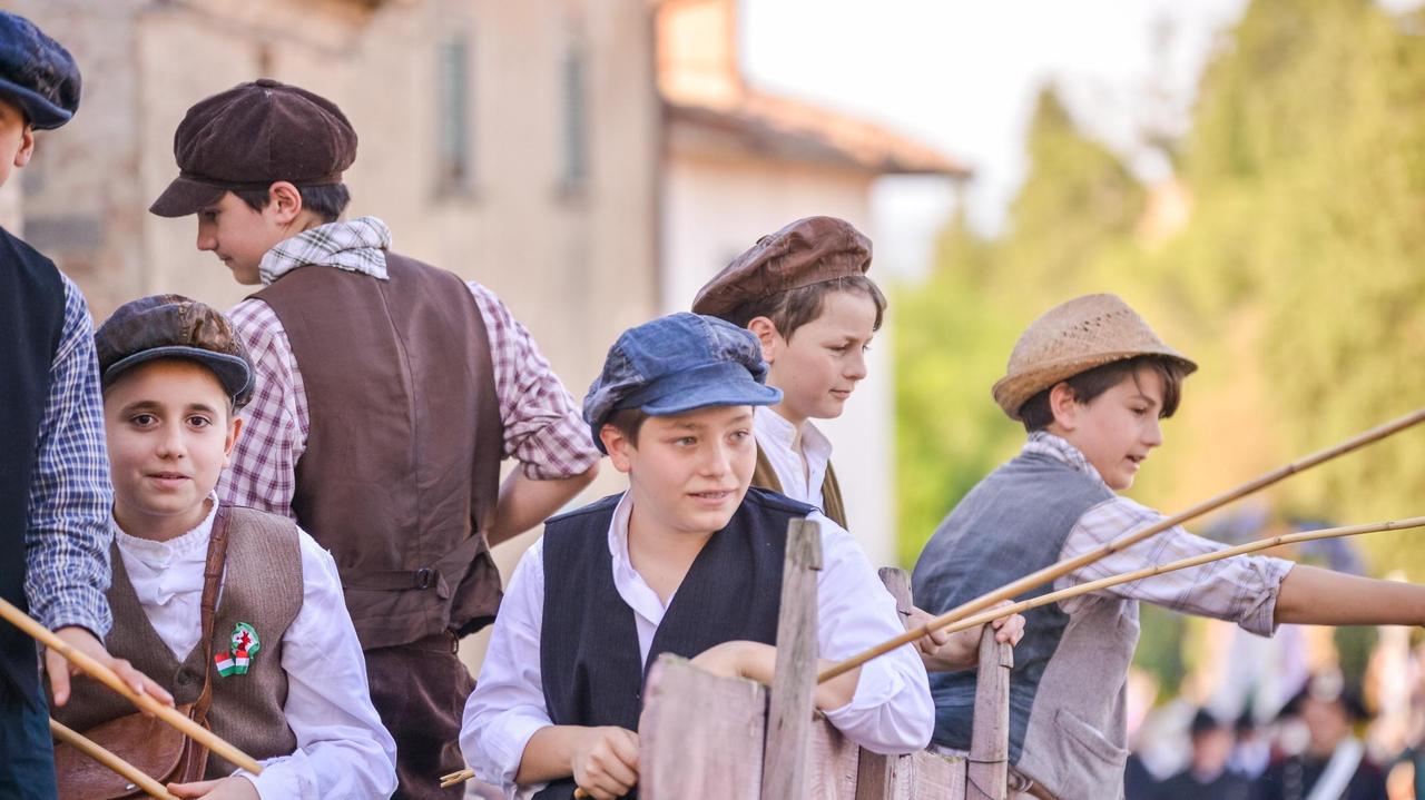 Giovani contadini protagonisti della sfilata di Montespertoli (Foto Agenzia Carlo Sestini)