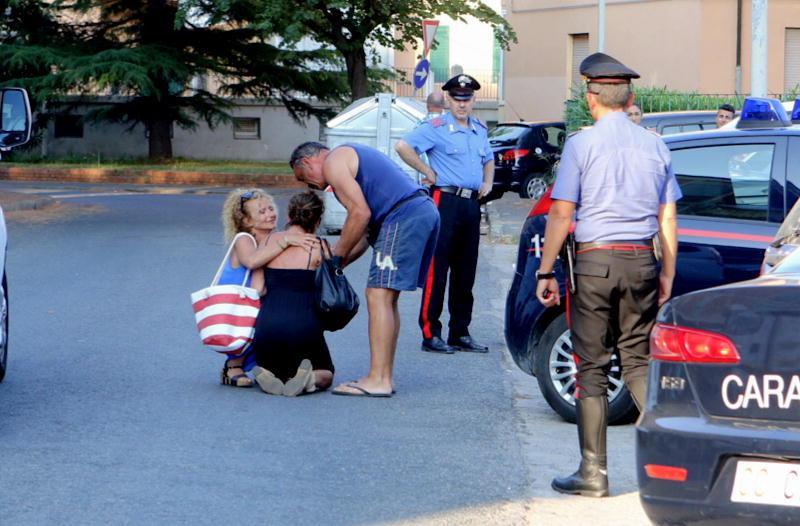 La disperazione dei familiari della vittima in via Tommasi (Marzi/Pentafoto)