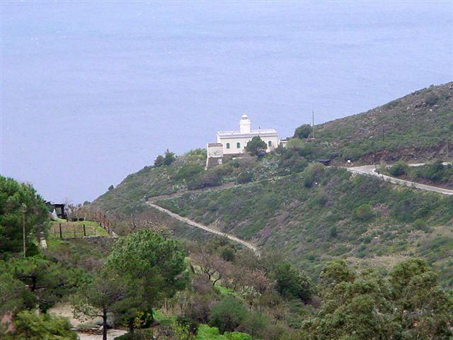 Il faro di Punta Polveraia (foto di Gio' Di Stefano)