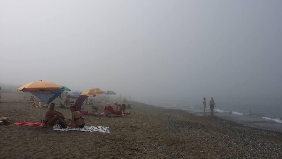 La spiaggia invasa dalla nebbia a Marina di Bibbona