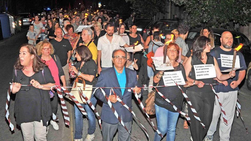 Fiaccole e vesti nere contro la riforma