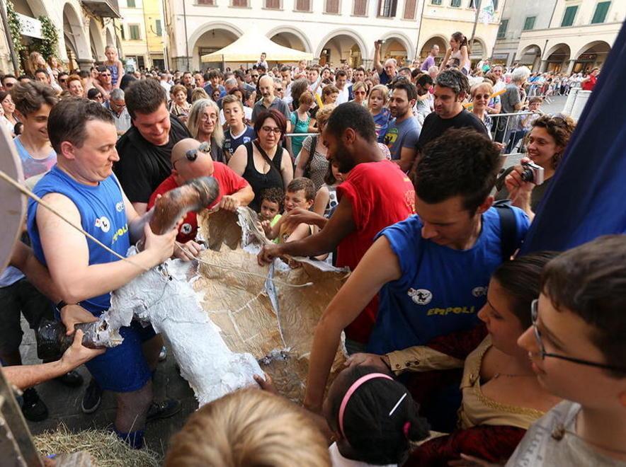 In piazza vola l’ex consigliere 
