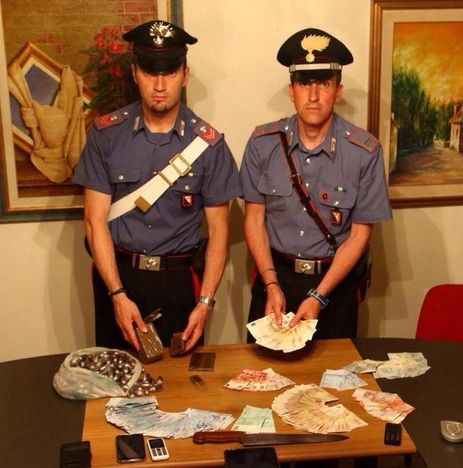 Blitz in casa, la droga era nei cuscini del divano 