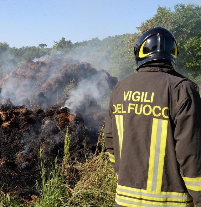 Incendio all’alba nei boschi sopra Agnano