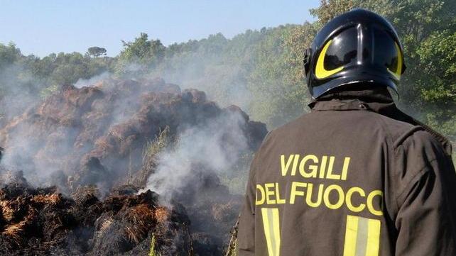 Incendio all’alba nei boschi sopra Agnano