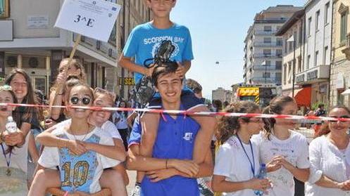 La fine delle lezioni si festeggia correndo: 900 alunni in strada