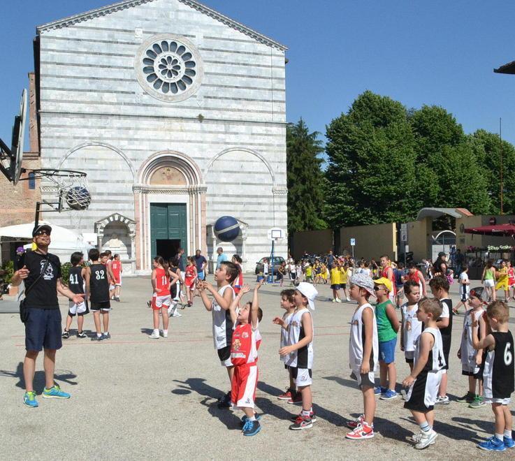 A canestro in S. Francesco i bambini del minibasket 