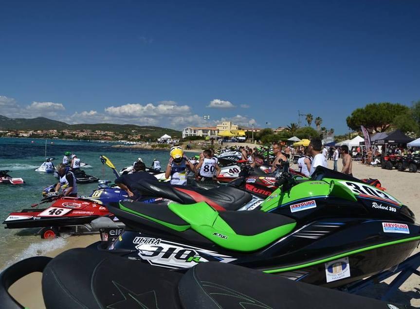 Cento bikers a Golfo Aranci, è spettacolo puro tra le onde 