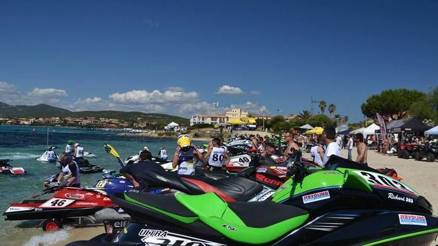 Cento bikers a Golfo Aranci, è spettacolo puro tra le onde