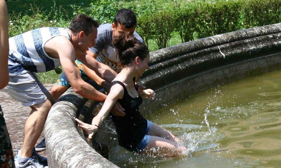 Bagno nella fontana come tradizione