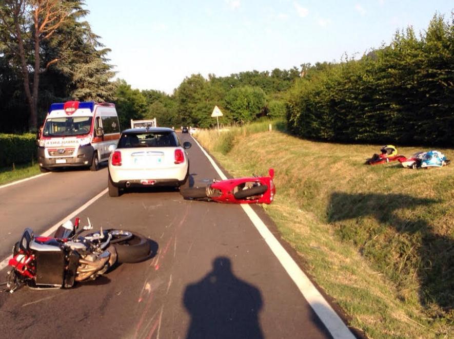 Scontro fra auto e 2 moto: 3 feriti 