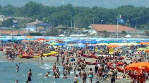 Marina di Carrara, tutti in spiaggia, sale la Bandiera blu