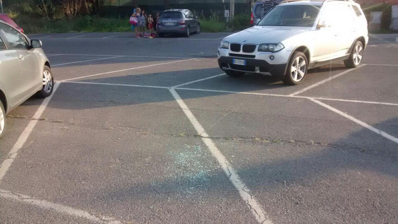 I resti dei vetri dell'ultima auto con il vetro spaccato a Principina