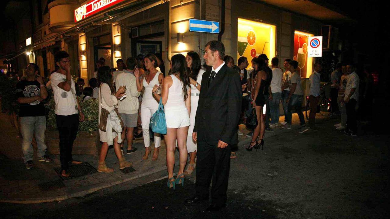Giovani fuori dai locali a Lido di Camaiore
