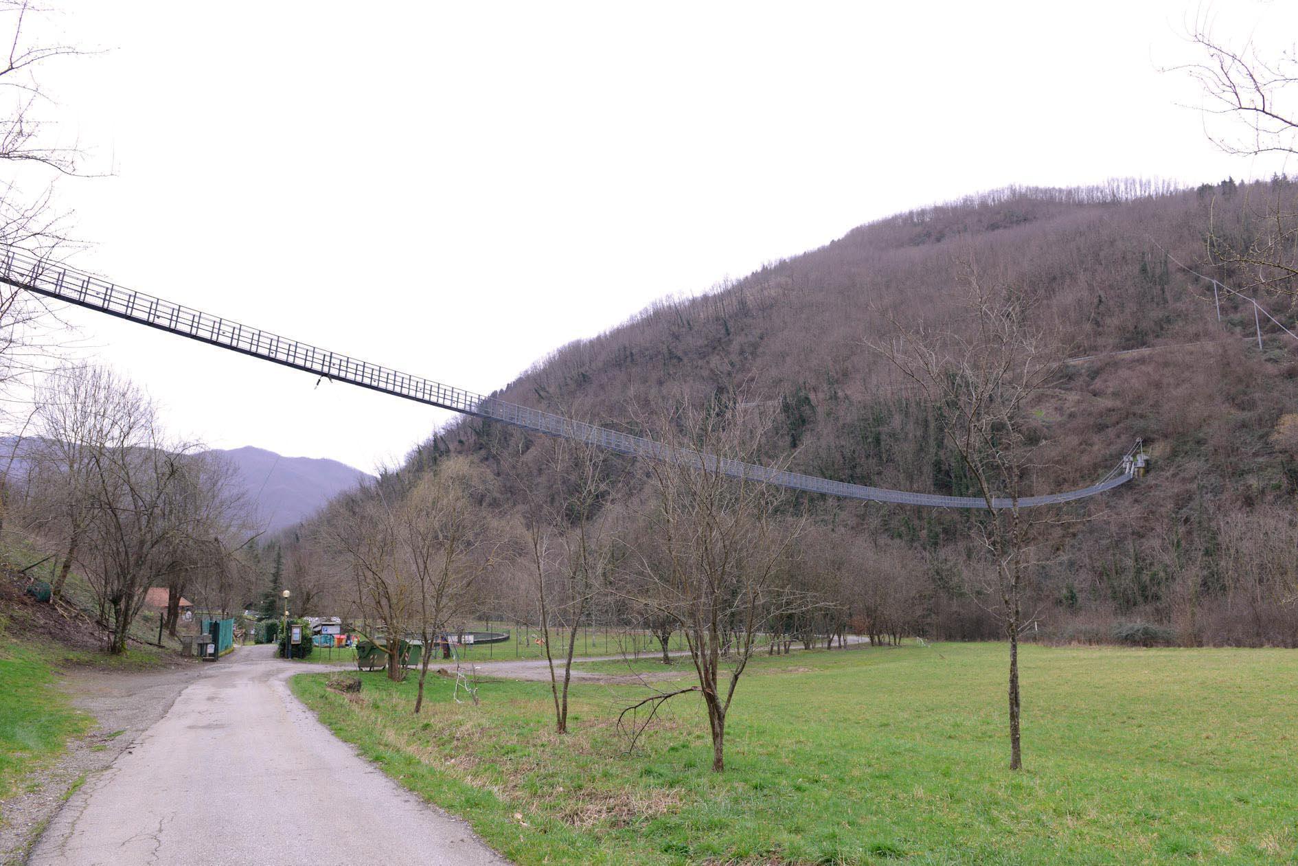 Il Ponte sospeso, attrazione turistica della montagna pistoiese (foto Gori)