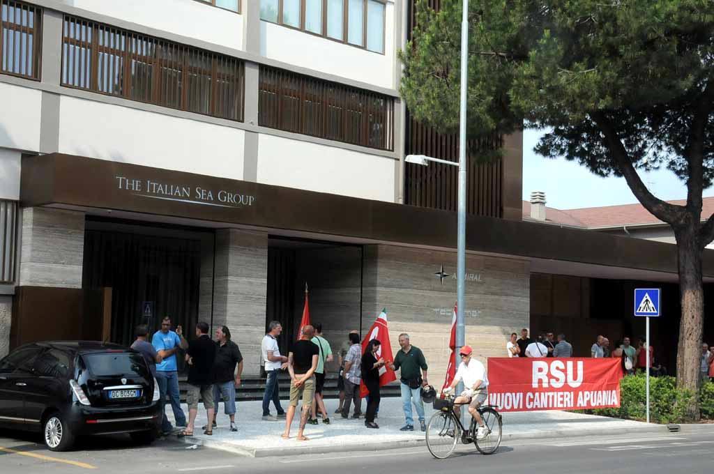 Tre giorni di sospensione a 26 operai, scatta la protesta a Nca-Tecnomar di Marina di Carrara 