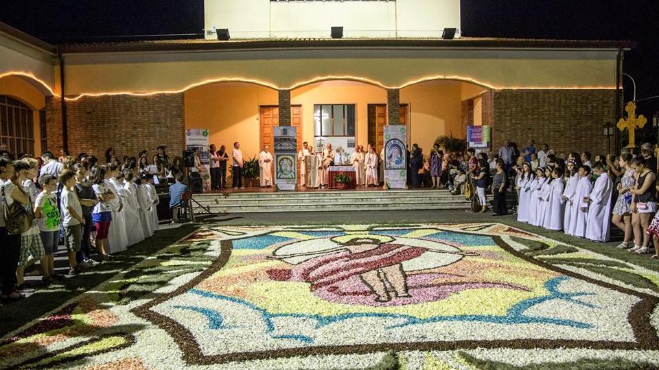 Un tappeto di fiori per festeggiare il Corpus Domini