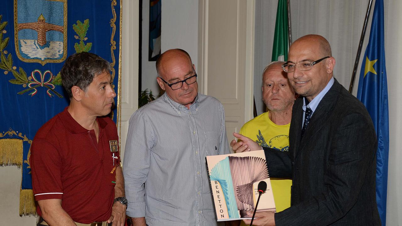 Un momento della cerimonia in consiglio
