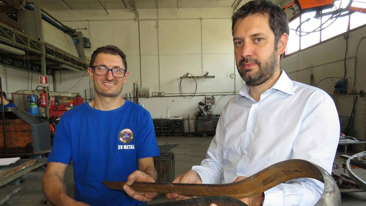 L'assessore Filippo Alessi (a destra) mostra uno dei dissuasori (foto Batavia)