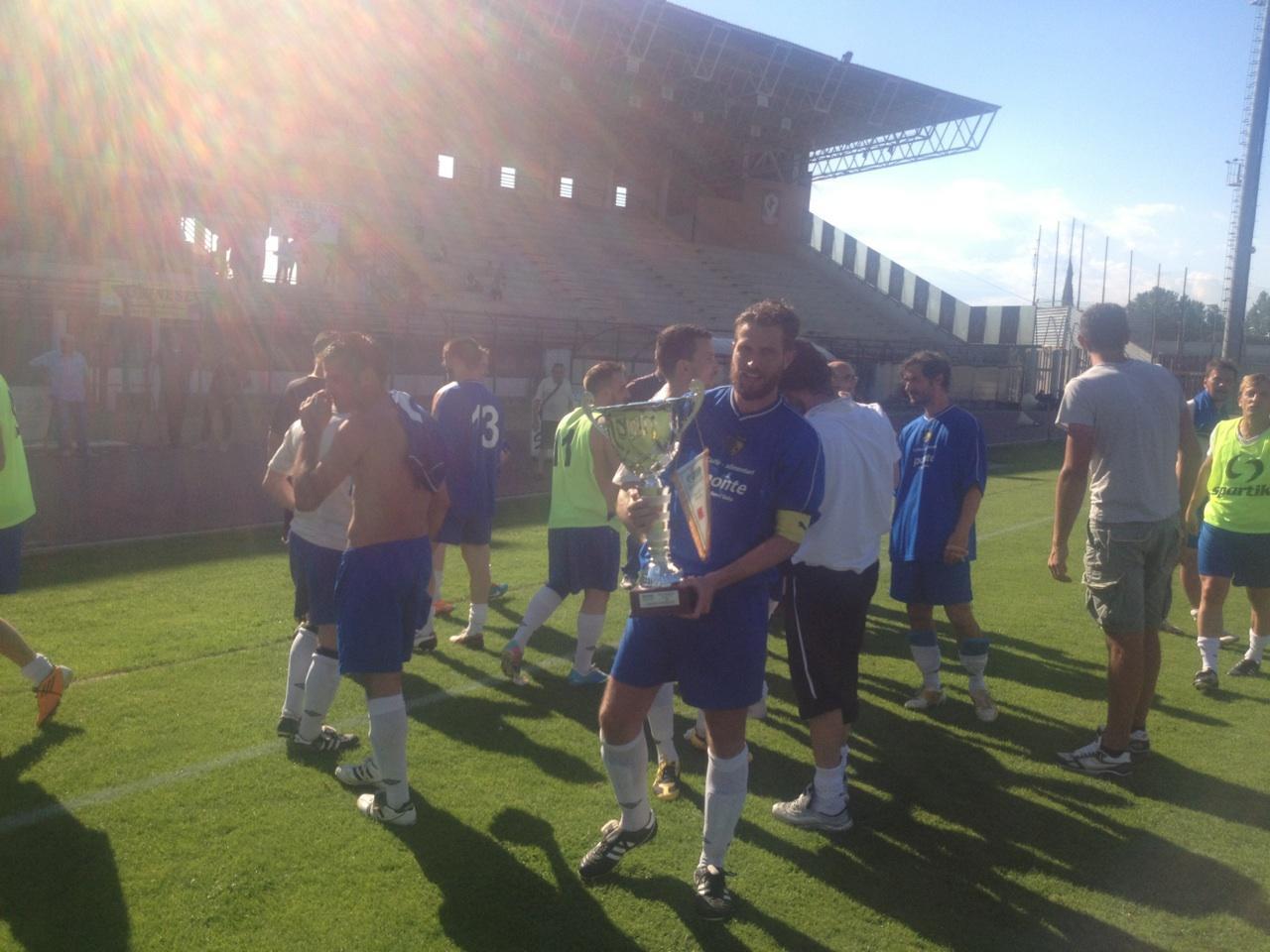 Il capitano delle Querci con la Coppa