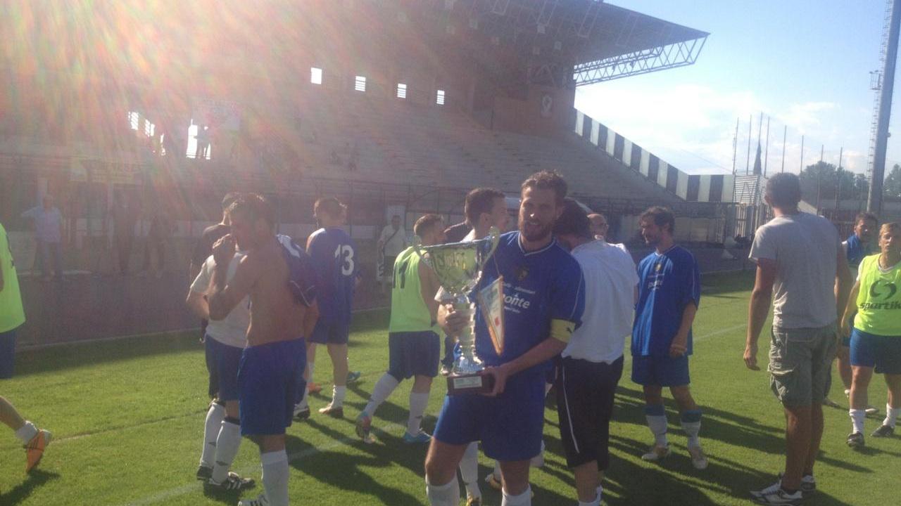 Il capitano delle Querci con la Coppa