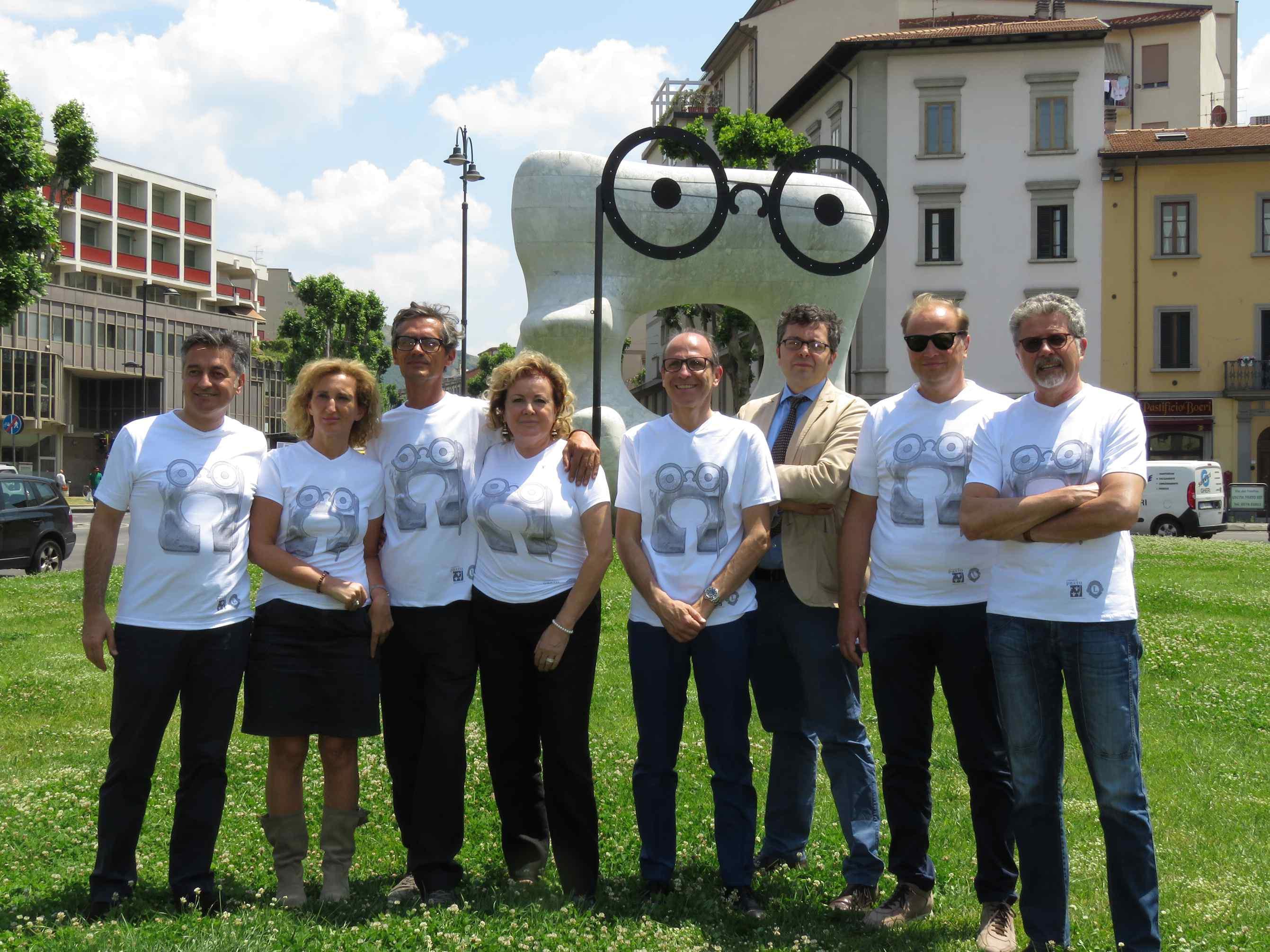 Foto di gruppo davanti alla scultura di Henry Moore in piazza San Marco, che per sei mesi avrà gli “occhiali” di Clet (foto Batavia)
