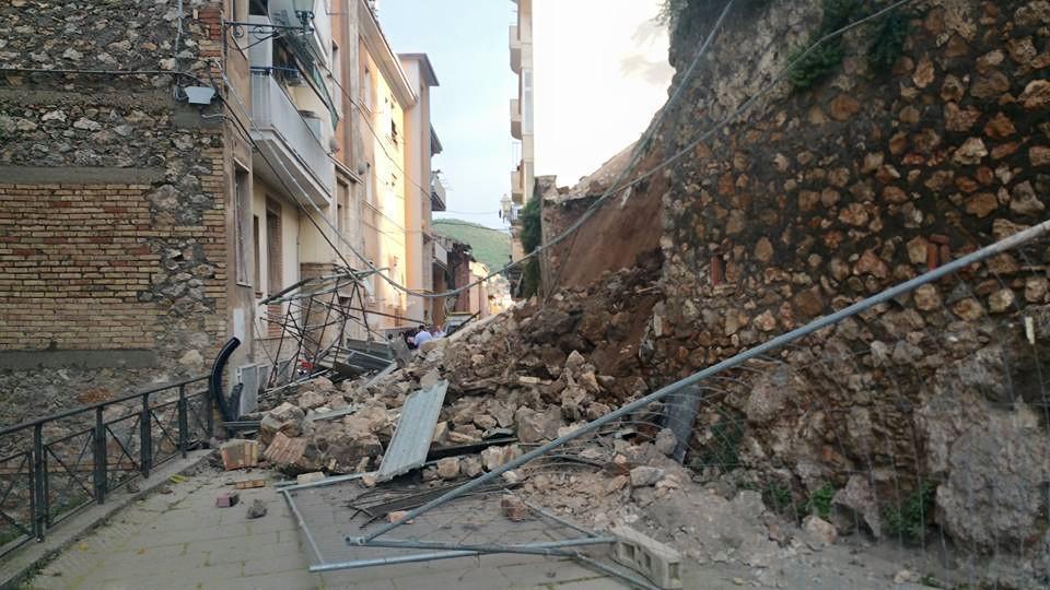 Il muro crollato a Porto Santo Stefano